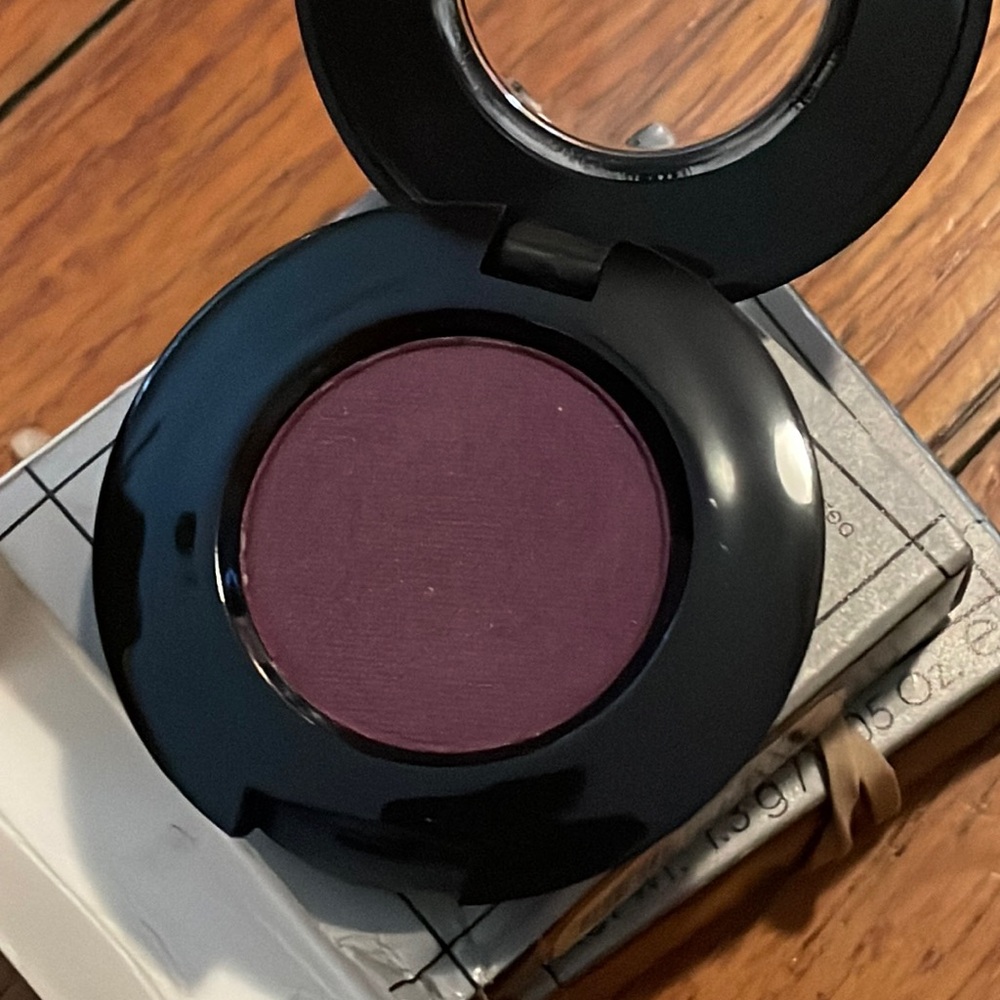Glo minerals color Eggplant